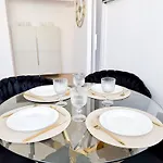 Modern Apartment, Close To The - Stogi